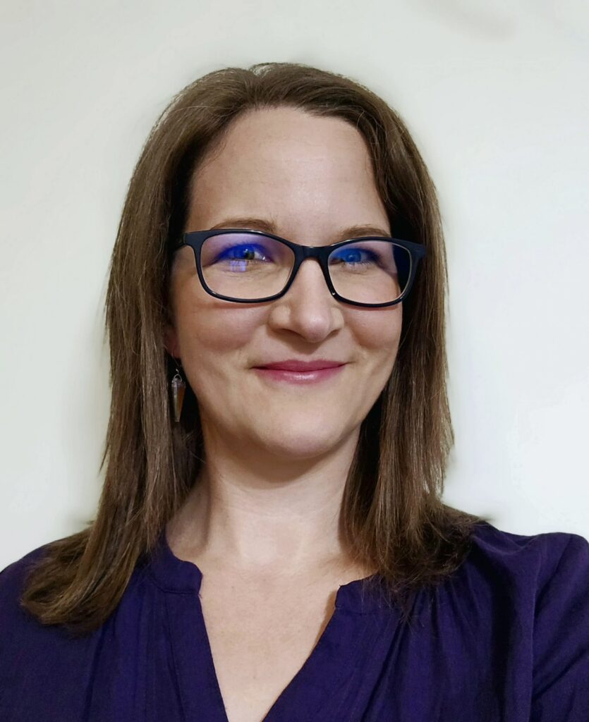 Tölgyesi Júlia, Júlia néni gyógypedagógus, a szombathelyi Tinker Labs vezető pedagógusa